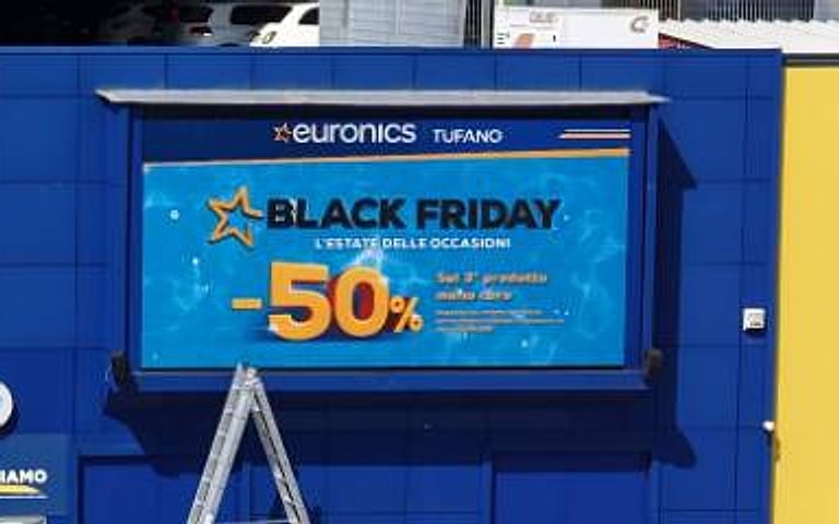 Maxischermo LED installato con formula di noleggio operativo per retail commerciale