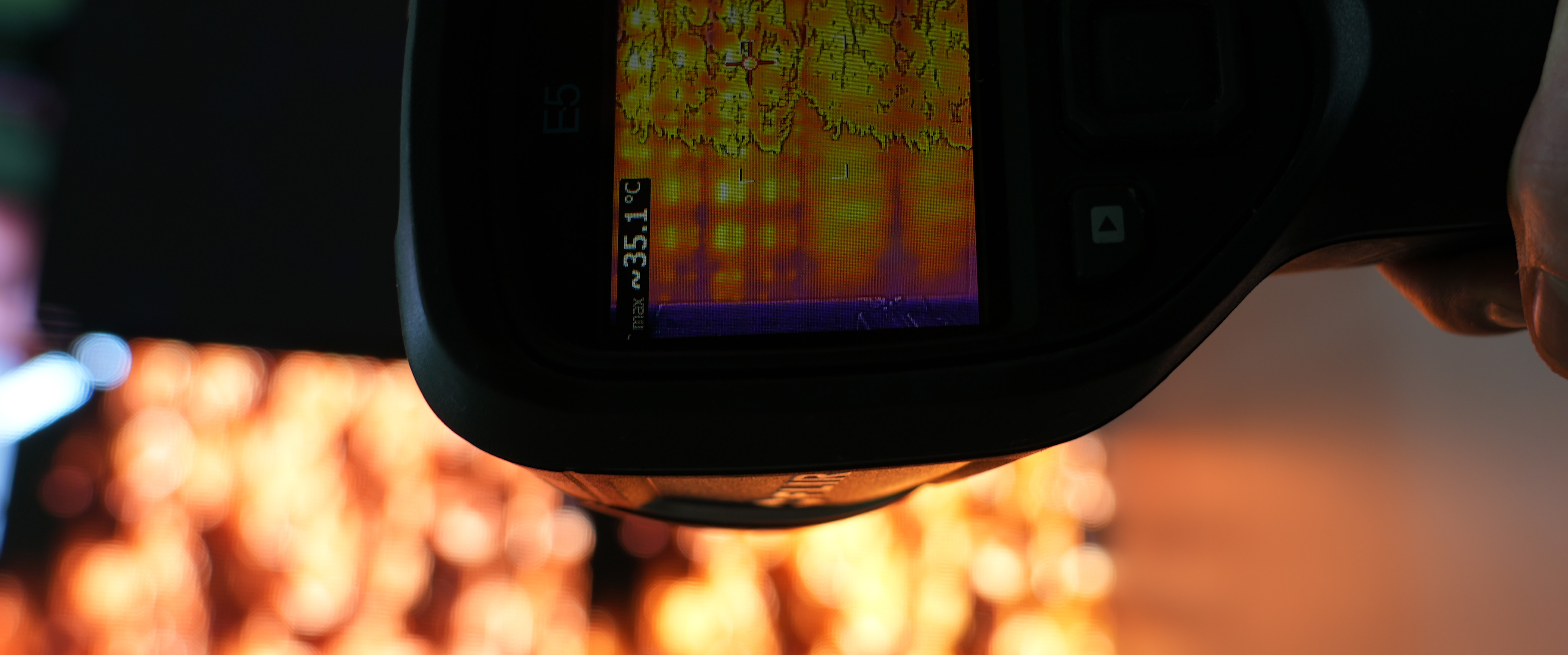 Riparazione schede ledwall con termocamera FLIR in laboratorio