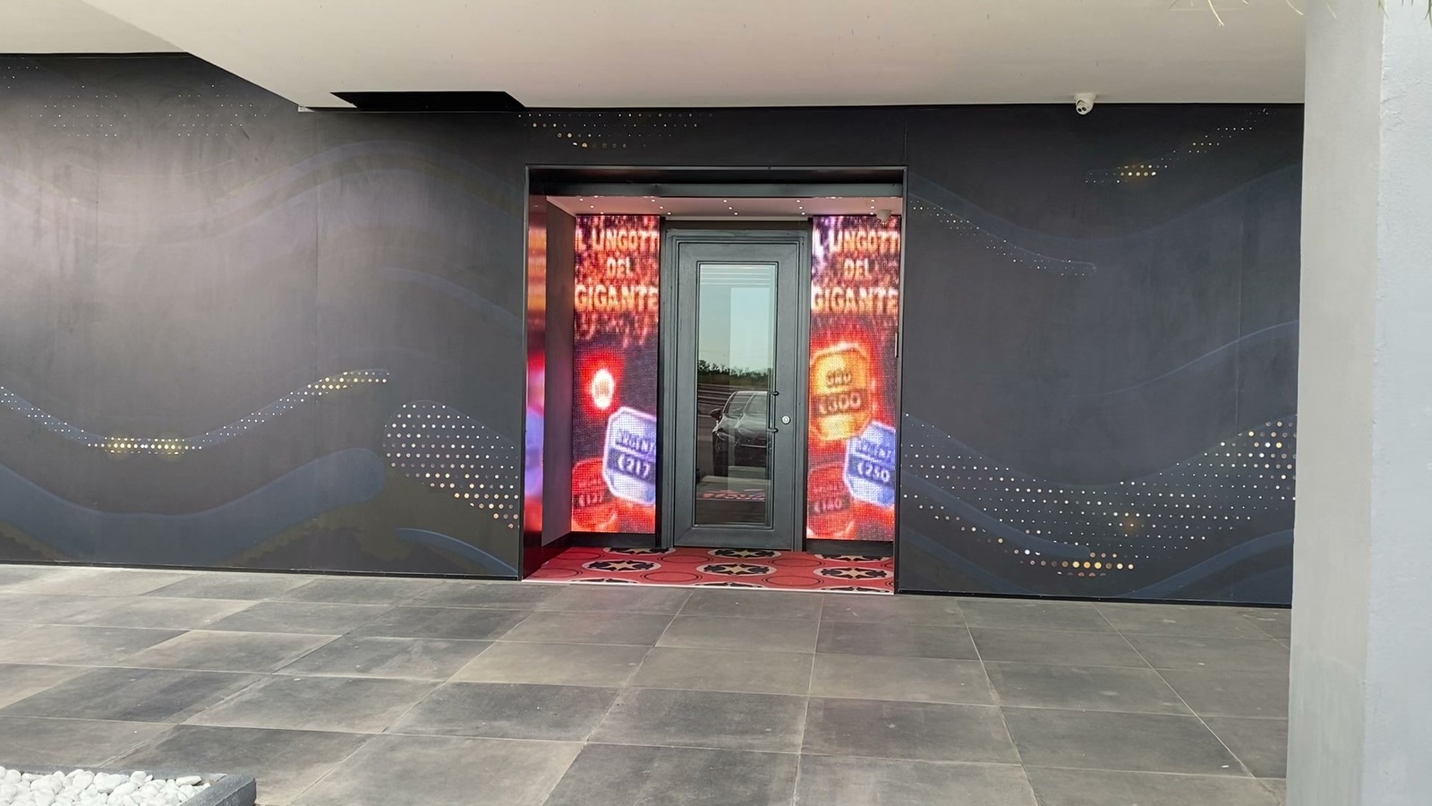 Portale d'ingresso con maxischermo LEDwall installato ad alta risoluzione